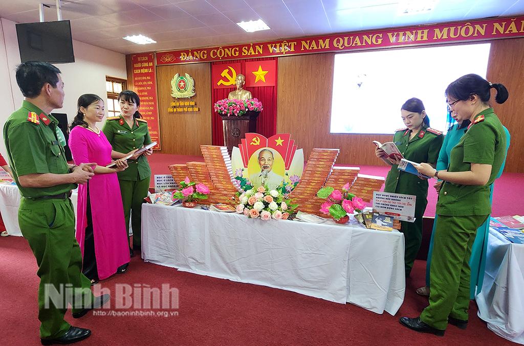 Hội Phụ nữ Công an thành phố Ninh Bình tổ chức sinh hoạt chính trị nhân kỷ niệm ngày sinh Bác Hồ