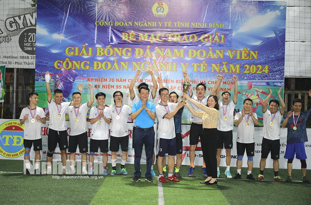 Bế mạc và trao thưởng Giải bóng đá nam đoàn viên công đoàn ngành Y tế năm 2024