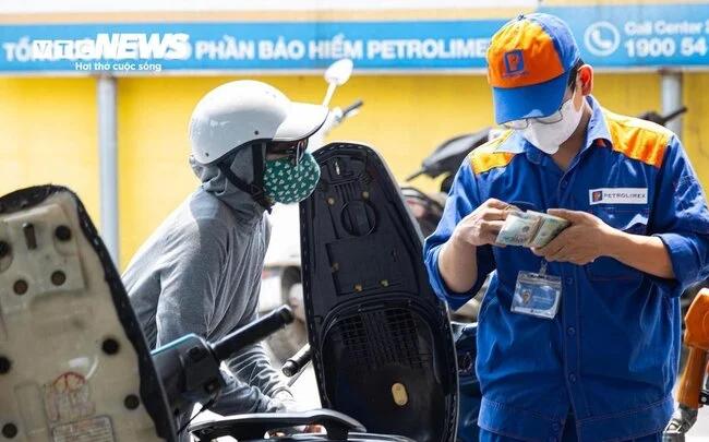 Giá xăng đồng loạt giảm, mạnh nhất gần 700 đồng/lít