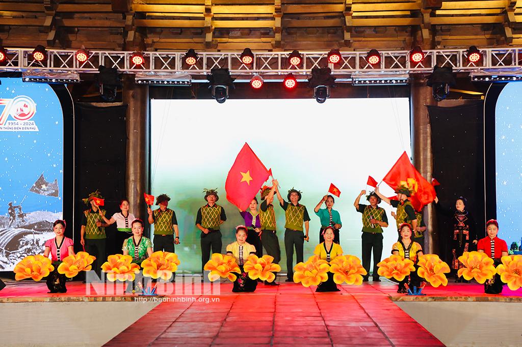 Chương trình giao lưu văn nghệ "Âm vang Điện Biên"