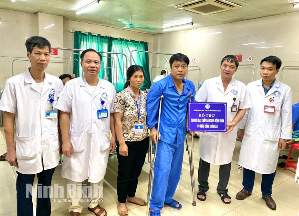 Bệnh nhân nghèo ở Thạch Bình được hỗ trợ phẫu thuật miễn phí