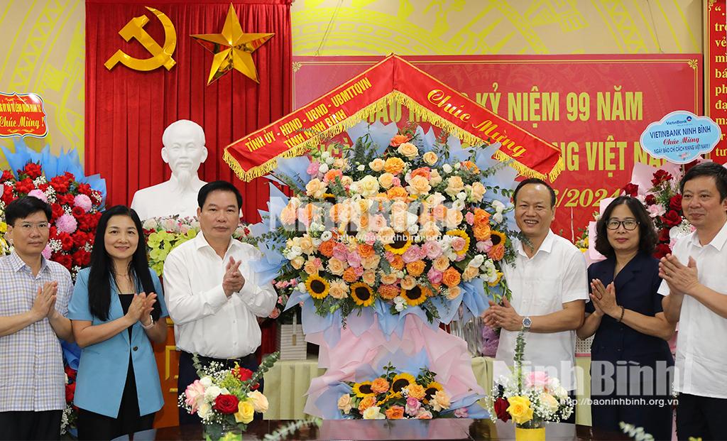 Đồng chí Phó Chủ tịch Thường trực UBND tỉnh thăm, chúc mừng Đài Phát thanh-Truyền hình tỉnh nhân kỷ niệm Ngày Báo chí cách mạng Việt Nam