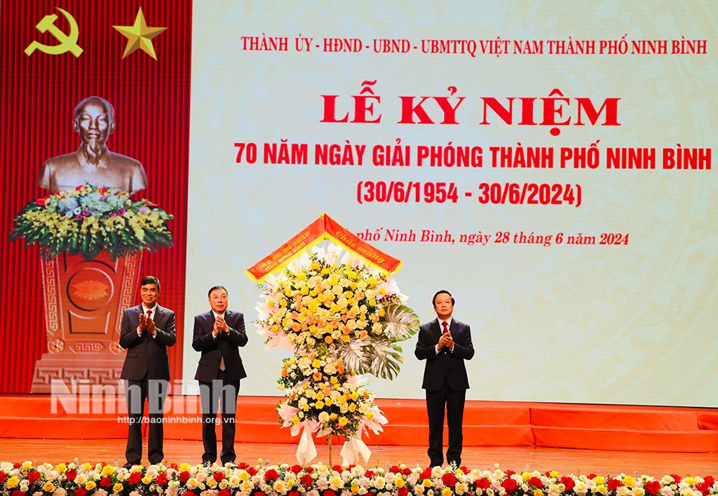 Kỷ niệm 70 năm Ngày giải phóng thành phố Ninh Bình: Thắp lên niềm tin, khơi dậy khát vọng phát triển