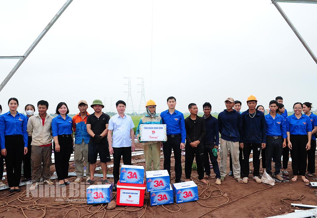 Lãnh đạo Tỉnh đoàn thăm, động viên các lực lượng tại dự án đường dây 500 kV mạch 3