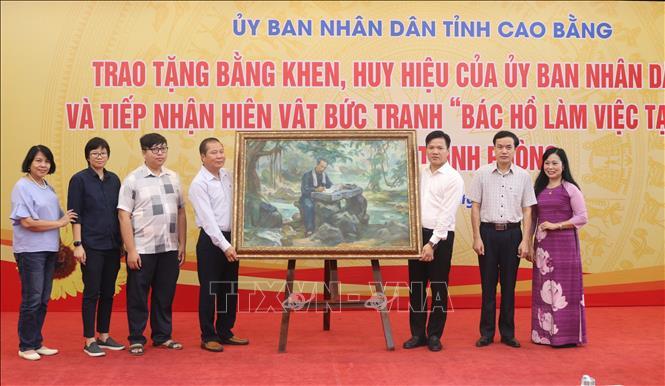 Tiếp nhận bức tranh "Bác Hồ làm việc tại Pác Bó" của họa sĩ Trịnh Phòng