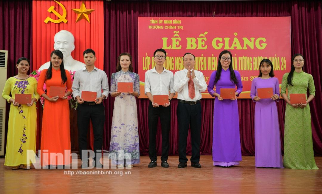 Bế giảng Lớp bồi dưỡng ngạch chuyên viên chính và tương đương khóa 24