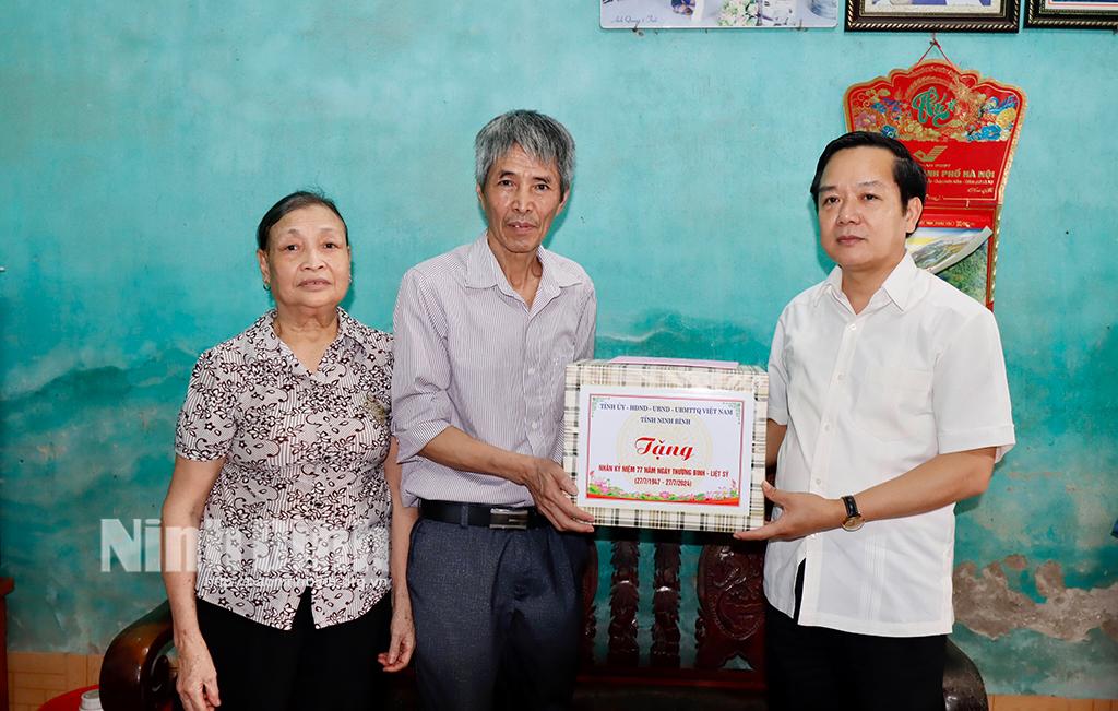 Đồng chí Chủ tịch UBND tỉnh thăm, tặng quà nhân kỷ niệm 77 năm Ngày Thương binh, Liệt sĩ