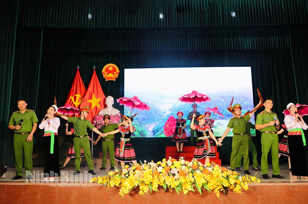 Đồng chí Phó Trưởng ban Thường trực Ban Dân vận Trung ương dự Ngày hội toàn dân bảo vệ an ninh Tổ quốc tại xã Phú Lộc