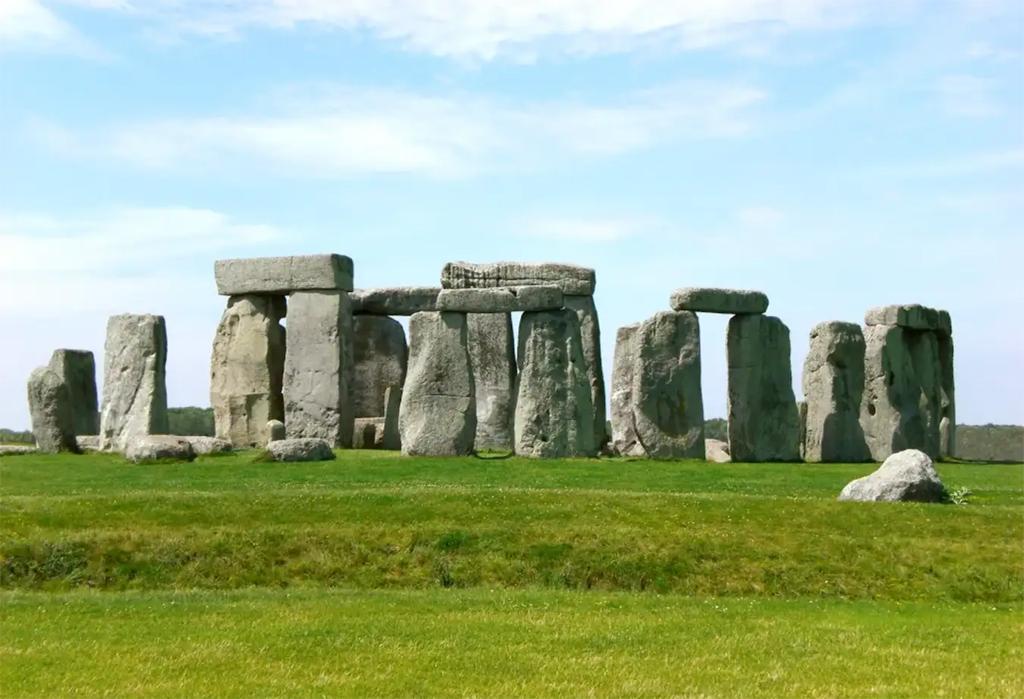 Hé lộ bất ngờ về nguồn gốc tảng đá ở trung tâm di tích vòng tròn đá Stonehenge (Anh)