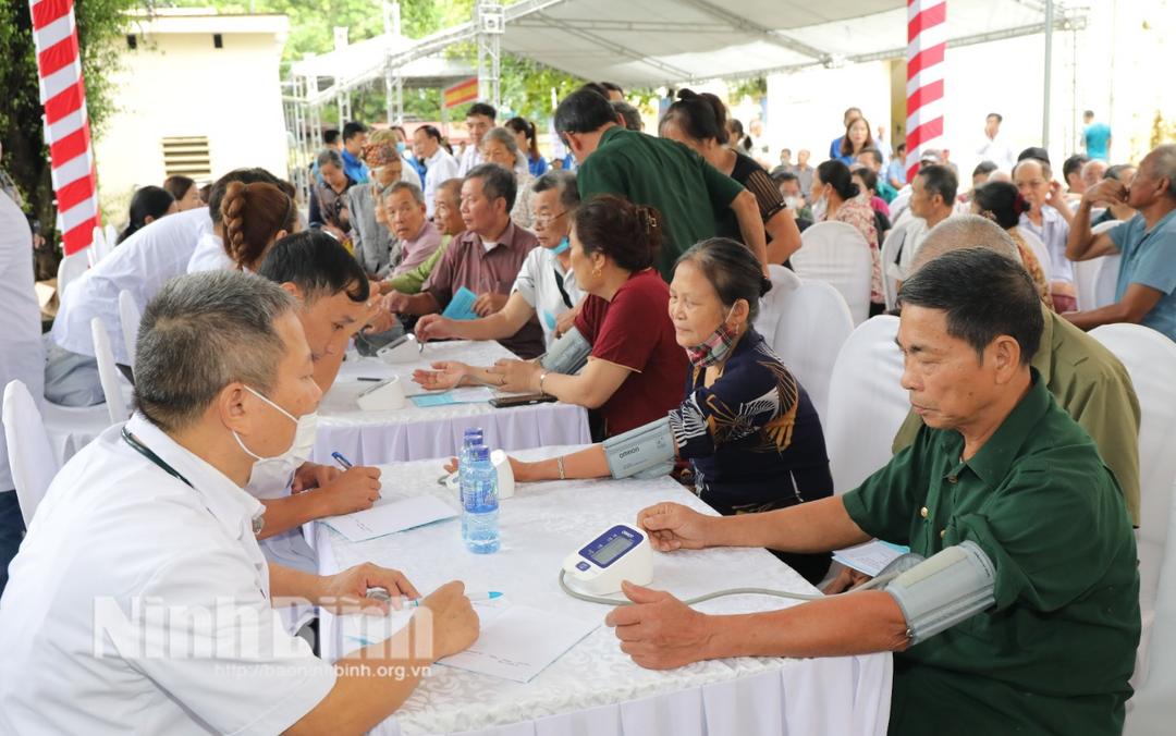 Khám bệnh, hỗ trợ điều trị kỹ thuật cao cho các đối tượng chính sách huyện Nho Quan