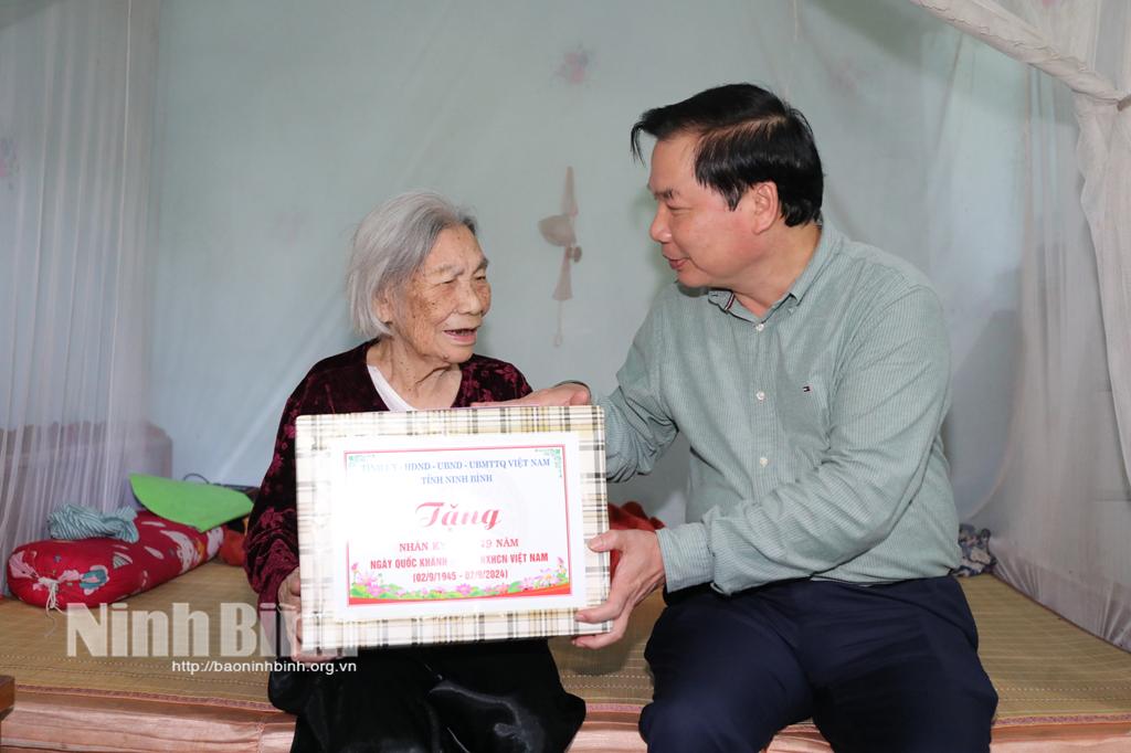 Đồng chí Phó Chủ tịch Thường trực UBND tỉnh thăm, tặng quà cán bộ lão thành cách mạng nhân dịp Quốc khánh 2/9