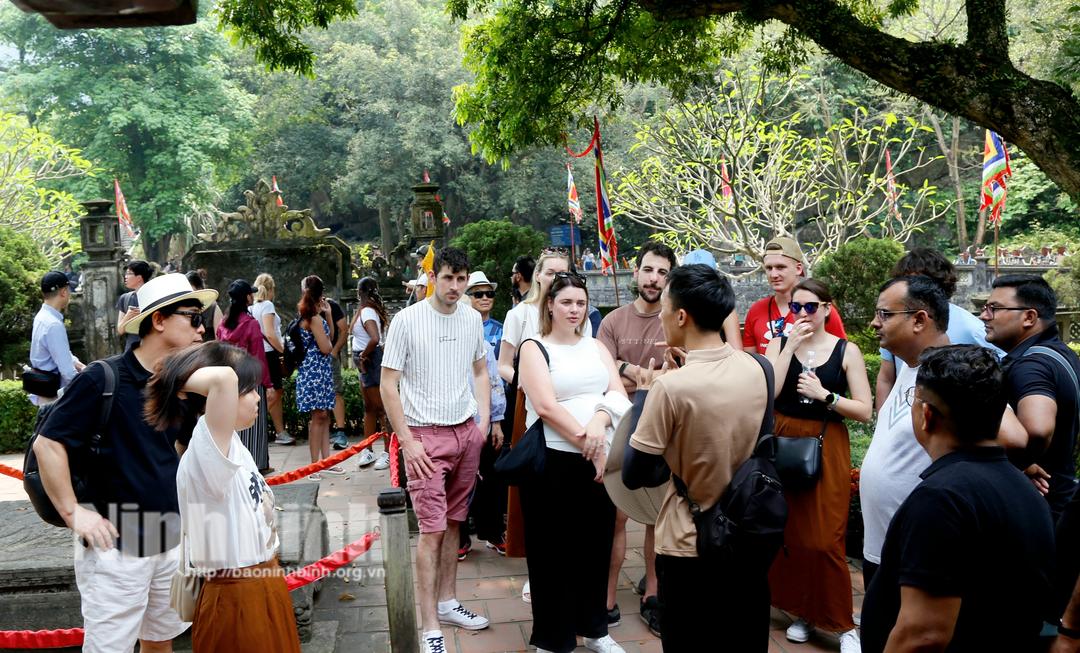 Trong 8 tháng, khách quốc tế đến Ninh Bình tăng gần gấp đôi cả năm 2023