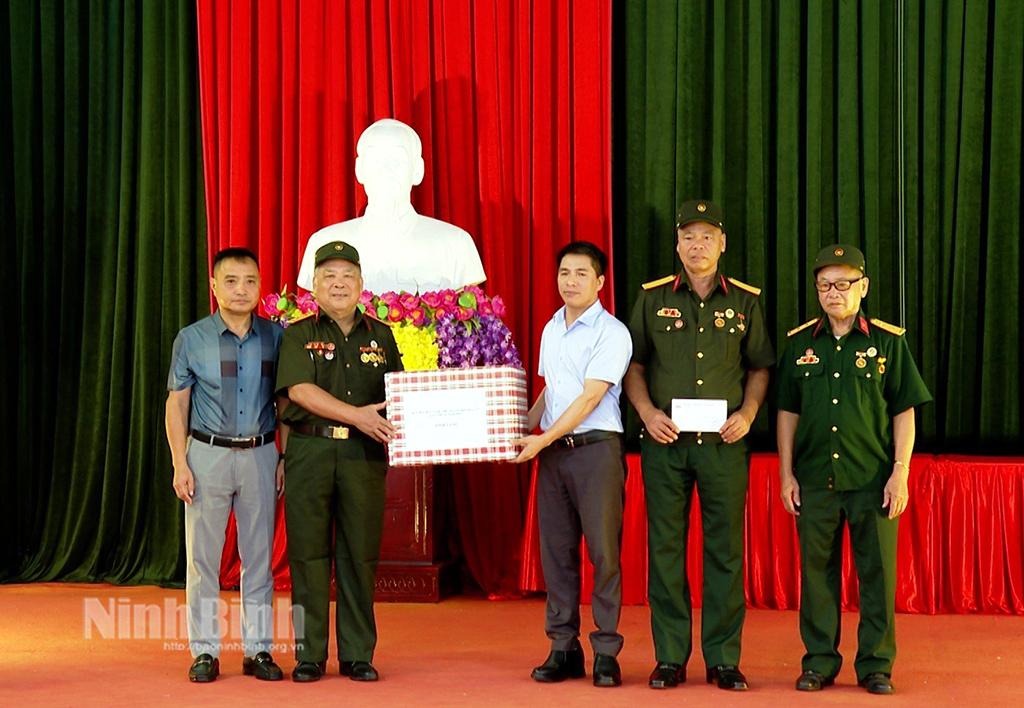 Thí sinh Cuộc thi "Người đẹp Hoa Lư" tham gia hoạt động thiện nguyện