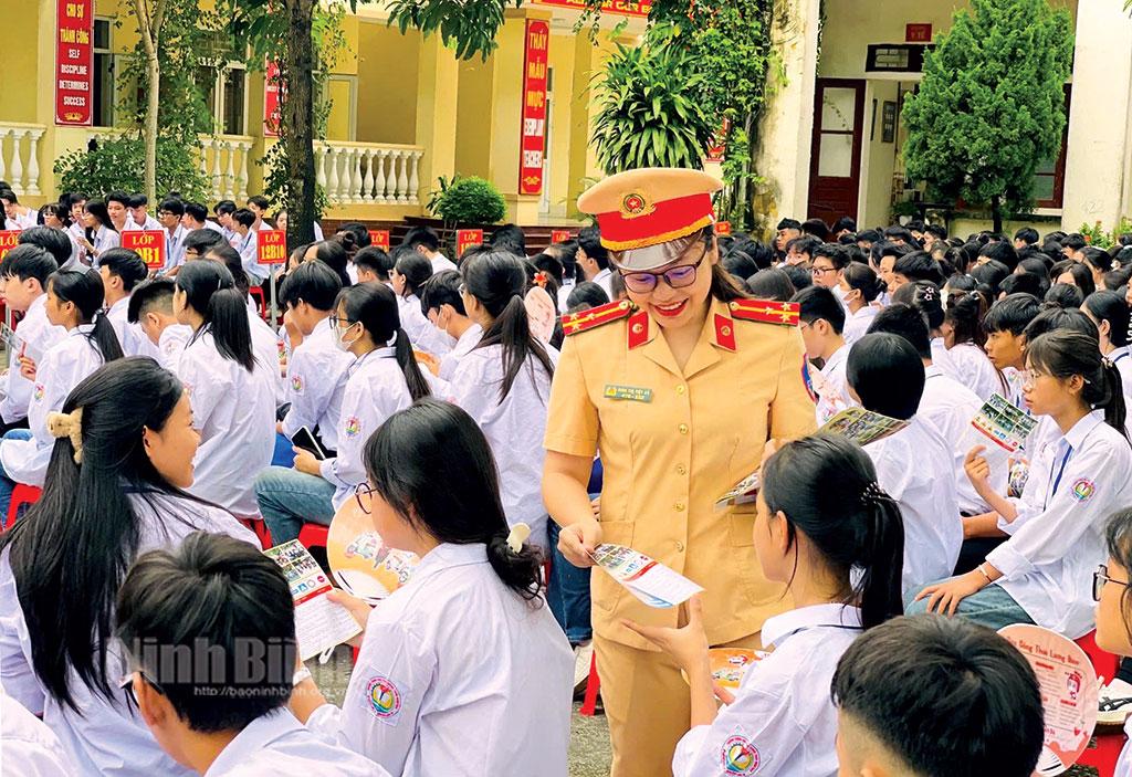 Chú trọng xây dựng văn hóa giao thông cho thế hệ trẻ