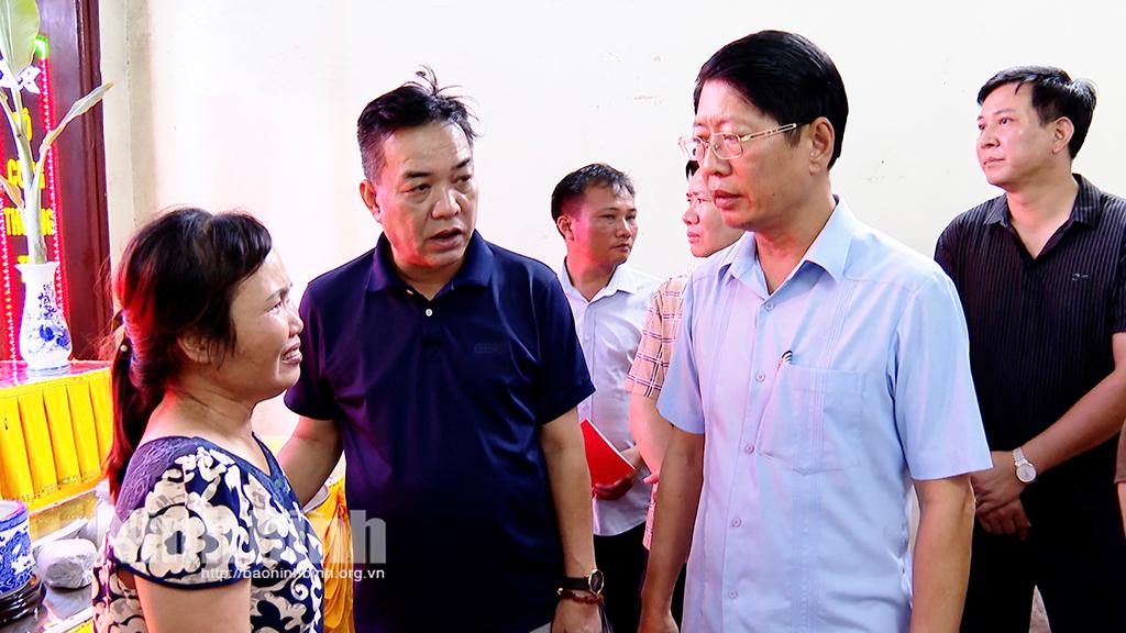 Lãnh đạo UBND tỉnh Ninh Bình thăm hỏi gia đình nạn nhân vụ sập giàn giáo tại xã Ninh An