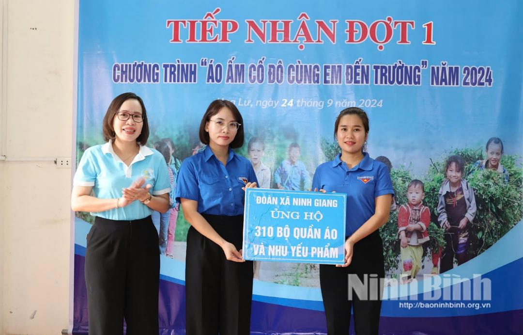 Tiếp nhận trên 7.200 bộ quần áo ấm trong Chương trình "Áo ấm Cố đô cùng em tới trường"