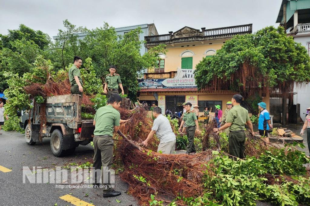 Lực lượng thanh niên, phụ nữ Công an tỉnh hỗ trợ nhân dân khắc phục hậu quả của bão số 3
